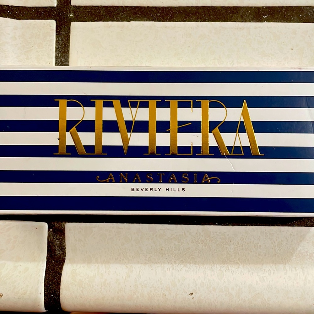 Anastasia Beverly Hills eyeshadow palette